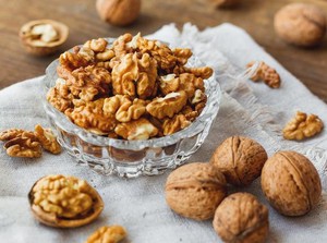 Karena Bernutrisi Tinggi Peneliti Anjurkan Manula Konsumsi Walnut Secara Rutin