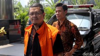 Anggota Fraksi Partai Keadilan Sejahtera (PKS) DPR Yudi Widiana Adia saat akan diperiksa di Gedung KPK, Jakarta, Jumat (15/9/2017).