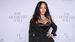 Rihanna Tampil Serba Hitam