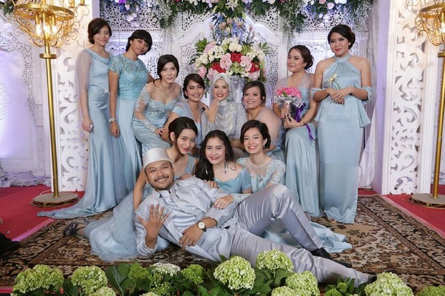 Gaun bridesmaid di perkawinan aktris sekaligus adik Zaskia Mecca, Marsha Natika juga cukup menarik. Apalagi mereka kompak mengenakan gaun dengan warna biru muda yang manis.  Foto: Instagram
