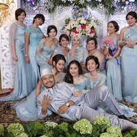 Gaun bridesmaid di perkawinan aktris sekaligus adik Zaskia Mecca, Marsha Natika juga cukup menarik. Apalagi mereka kompak mengenakan gaun dengan warna biru muda yang manis.  Foto: Instagram