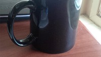 Ketika tak ada speaker, untuk menghasilkan suara yang nyaring dan keras. Smartphone Anda bisa ditaruh dalam cangkir kopi. Foto: Istimewa