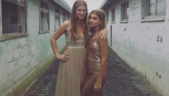Berdandan bersama adik perempuannya Phoebe. Foto: Instagram