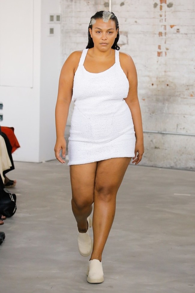 Model plus size di fashion show Eckhaus Latta. Foto: Ist.