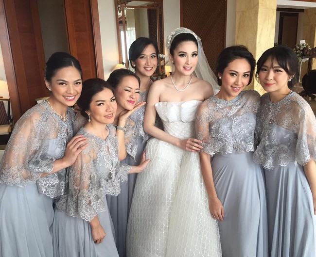 Dalam pemotretan, bridesmaid Sandra Dewi tampak menggunakan dress berlipit. Namun pada hari pernikahan Sandra, para bridesmaid menggunakan gaun yang desainnya sama bernuansa abu-abu dengan aksen cape renda. Tampak cantik, bukan? Foto: Instagram