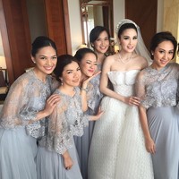 Dalam pemotretan, bridesmaid Sandra Dewi tampak menggunakan dress berlipit. Namun pada hari pernikahan Sandra, para bridesmaid menggunakan gaun yang desainnya sama bernuansa abu-abu dengan aksen cape renda. Tampak cantik, bukan? Foto: Instagram