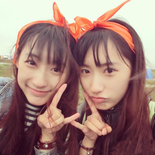 Selain memiliki wajah cantik dan tubuh ideal, wanita kembar berusia 23 tahun ini juga sering terlihat memiliki gaya busana dan penampilan sama, seperti memakai bandana dan berpose sama pada foto ini.Foto: Instagram