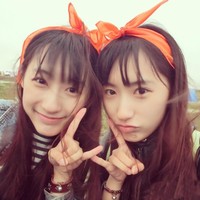 Selain memiliki wajah cantik dan tubuh ideal, wanita kembar berusia 23 tahun ini juga sering terlihat memiliki gaya busana dan penampilan sama, seperti memakai bandana dan berpose sama pada foto ini.Foto: Instagram