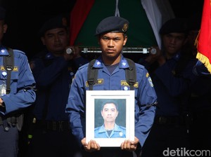 Isak Tangis Warnai Pelepasan Jenazah Imam Petugas Damkar Bandung