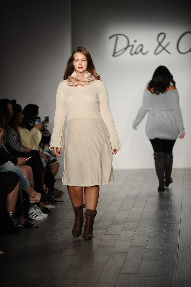 Model berjalan untuk label plus size, Dia & Co. Foto: Ist.