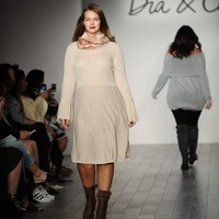 Model berjalan untuk label plus size, Dia & Co. Foto: Ist.