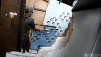 Petugas Satpol PP juga diterjunkan untuk pembongkaran tersebut.