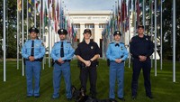 Polisi-polisi Swiss ini punya seragam yang sedikit berbeda. Yaitu berwarna biru laut yang keren, lengkap dengan dasi dan topi berwarna hitam (Reuters)