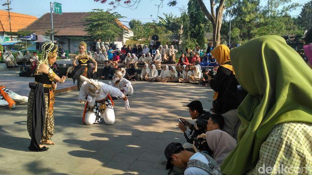 Penari Kethek Ogleng beraksi di Taman Sekartaji Kota Kediri/