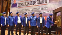 Ketua Badan Pembinaan Organisasi, Keanggotaan dan Kaderisasi (BPOKK) Partai Demokrat Pramono Edhie Wibowo memukul gong sebagai simbolis pembukaan acara resmi Musda Jateng tersebut. Foto: dok. Partai Demokrat
