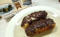 Pisang molen dengan topping dan isian cokelat.