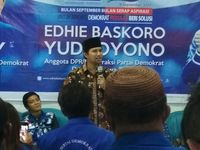 Bupati Emil saat memberikan sambutan