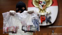 Seorang petugas KPK memperlihatkan barang bukti OTT di Banjarmasin.