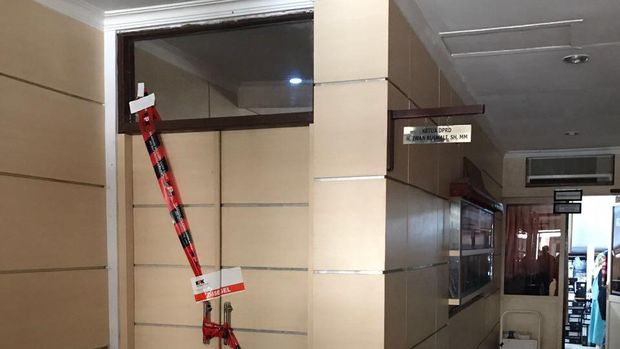 Ruang kerja Ketua DPRD Kota Banjarmasin disegel KPK.