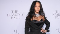 Rihanna memperlihatkan pesona dengan riasan yang dikenakannya. Foto: Dimitrios Kambouris/Getty Images