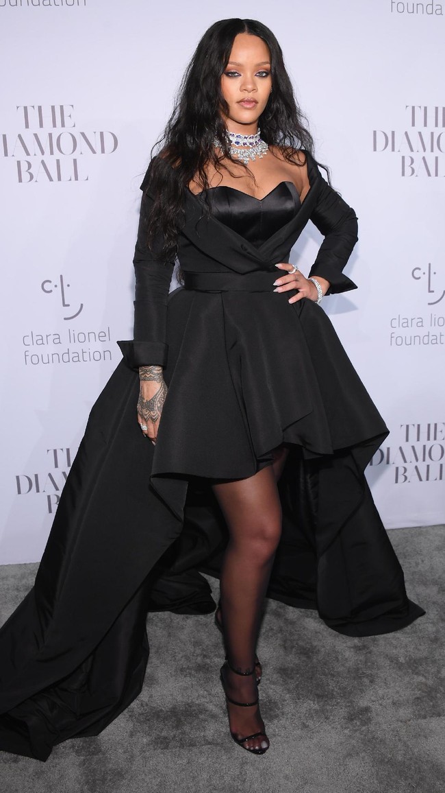 Hari ini berambut pendek, besok tiba-tiba panjang. Rihanna yang juga sering gonta-ganti gaya rambut kerap mengandalkan wig untuk penampilan rambut yang cetar. Foto: Dimitrios Kambouris/Getty Images