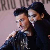 Syahrini foto bersama Mario Dedivanovic di sebuah acara peluncuran makeup di Jakarta