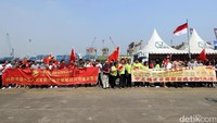 Warga menyambut kedatangan tiga kapal perang China.