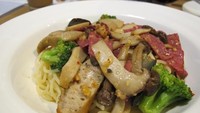 Popolamama punya sajian Italia dengan sentuhan Jepang. Menunya beragam seperti pasta aglio olio dengan jamur dan terung Jepang sebagai pelengkap. Unik dan enak!Foto: Dok. detikFood