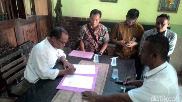 kedua belah pihak menandatangani surat kesepakatan