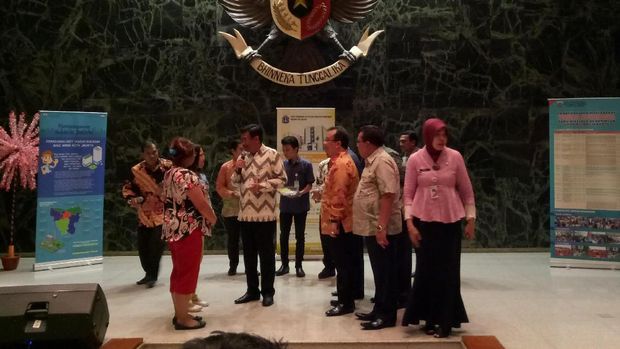 Djarot berharap warga umum yang mendapat rusun taat membayar iuran.