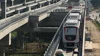 Adapun pada tahap awal ini, selama enam bulan ke depan, kereta masih akan diawaki oleh pengemudi terlebih dahulu sebagai bagian dari standar operasional prosedur.