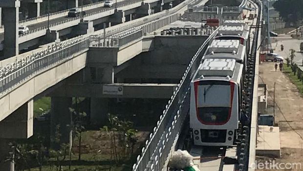 Naik Skytrain Antar Terminal di Bandara Soekarno-Hatta Hanya 3 Menit.