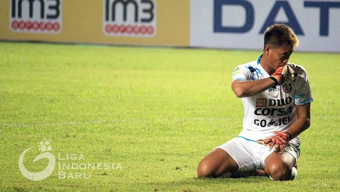 Aksi Kurnia Meiga di pertandingan Liga Indonesia