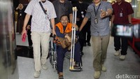 Kepala Dinas PUPR Kabupaten Batubara, Helman Herdady berkursi roda usai menjalani pemeriksaan di Gedung KPK, Jakarta, Kamis (14/9/2017) malam.