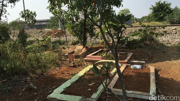 Masih Putus Rel KA Bandara Soekarno-Hatta Mentok di Tengah Kuburan