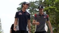 Sean tampak sedang berbincang dengan sahabatnya, Antonio Giovinazzi, di Sirkuit Marina Bay. Foto: Scuderia Toro Rosso