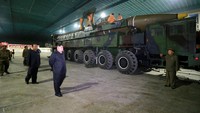 Kim Jong Un mengecek Rudal ICBM atau Hwasong-14. Rudal ICBM buatan Korut itu tergolong rudal jarak jauh. Otoritas Korut mengklaim rudal ICBM buatannya mampu menjangkau daratan Amerika Serikat (AS). KCNA/Reuters.