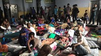Karena rumah sakit terlalu penuh, beberapa pengungsi Rohingya terpaksa berbaring di atas matras tipis yang digeletakkan begitu saja di lantai. Foto: CNN/Rebecca Wright