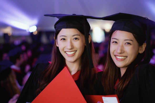 Bisa diterima di Universitas bergengsi di dunia saja mungkin sudah merupakan prestasi besar. Tapi wanita kembar asal China ini juga memiliki prestasi yang lebih membanggakan lagi karena bisa lulus di Universitas Harvard dalam waktu singkat. Foto: Instagram