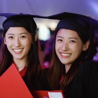 Bisa diterima di Universitas bergengsi di dunia saja mungkin sudah merupakan prestasi besar. Tapi wanita kembar asal China ini juga memiliki prestasi yang lebih membanggakan lagi karena bisa lulus di Universitas Harvard dalam waktu singkat. Foto: Instagram