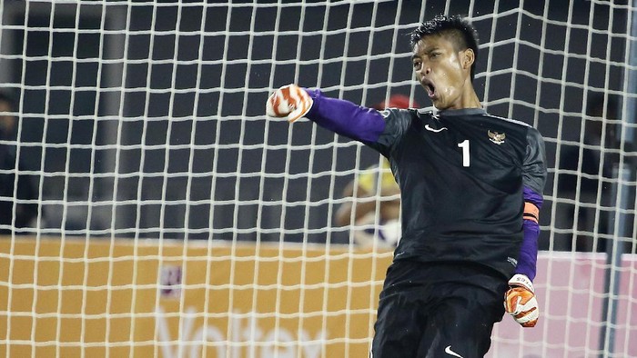 NAY PYI TAW, BURMA - DECEMBER 19:  Kurnia Meiga Hermansyah of Indonesia reacts after saving the penalty kick during the semi-final football competition between Indonesia and Malaysia during the 2013 Southeast Asian Games at Zayar Thiri Stadium on December 19, 2013 in Nay Pyi Taw, Myanmar.  (Photo by Suhaimi Abdullah/Getty Images)