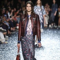 Model Kaia Gerber sukses menjadi sorotan berkat kariernya yang meroket sepanjang 2017 di usia yang relatif muda, yakni 16 tahun. Tak hanya sebagai model, putri bungsu supermodel senior Cindy Crawford itu juga digandeng banyak brand untuk meluncurkan produk kolaborasi. (Foto: Dok. Getty Images)