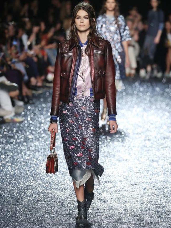 Model Kaia Gerber sukses menjadi sorotan berkat kariernya yang meroket sepanjang 2017 di usia yang relatif muda, yakni 16 tahun. Tak hanya sebagai model, putri bungsu supermodel senior Cindy Crawford itu juga digandeng banyak brand untuk meluncurkan produk kolaborasi. (Foto: Dok. Getty Images)