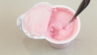 Karena dibuat dari susu fermentasi, yoghurt kaya akan probiotik yang bagus untuk usus. Selain itu, yoghurt yunani mengandung banyak protein dan lebih banyak probiotik. Foto: iStock