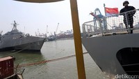 USS Coronado (LCS-4) bersandar di belakang kapal perang China yang tiba hari ini.