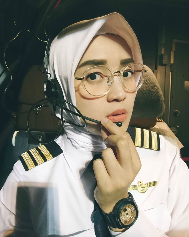 Wanita berhijab ini juga seorang pilot. Sarah Widyanti Kusuma adalah seorang pilot maskapai Garuda Indonesia. Foto: Instagram