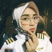 Wanita berhijab ini juga seorang pilot. Sarah Widyanti Kusuma adalah seorang pilot maskapai Garuda Indonesia. Foto: Instagram