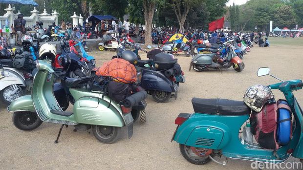 Ketika Ribuan Vespa Lawas Mengerubungi Kaki Candi Prambanan