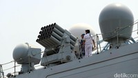 Prajurit angkatan laut China mengecek persenjataan kapal perang.