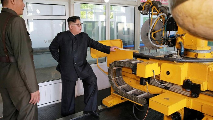 Kim Jong Un terus mengembangkan senjata nuklirnya. Bahkan pemimpin Korut  itu nekat melakukan ujicoba nuklir meski ditentang sejumlah negara, terutama AS.